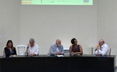 Simpósio ABC Regional Nordeste & ES 2026-2030: mesa de abertura - Profa. Iraildes Assunção, Prof. Moacyr Araujo, Prof. Anderson Gomes, Profa. Meirejane Costa e Prof. Josealdo Tonholo. (Foto: Marília Goulart)